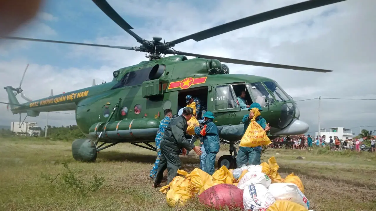 Sư đoàn 372 vận chuyển hơn 3,5 tấn hàng cứu trợ đồng bào lũ lụt  
